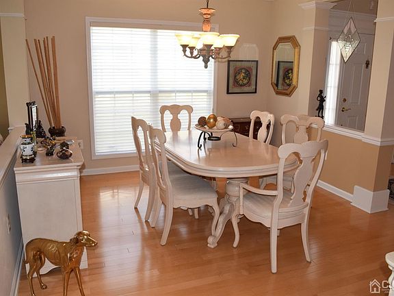 5th image of 136 Stone Manor Dr