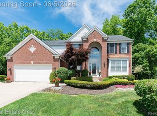 1735 Bedlington Ct, Rochester Hills, MI 48307