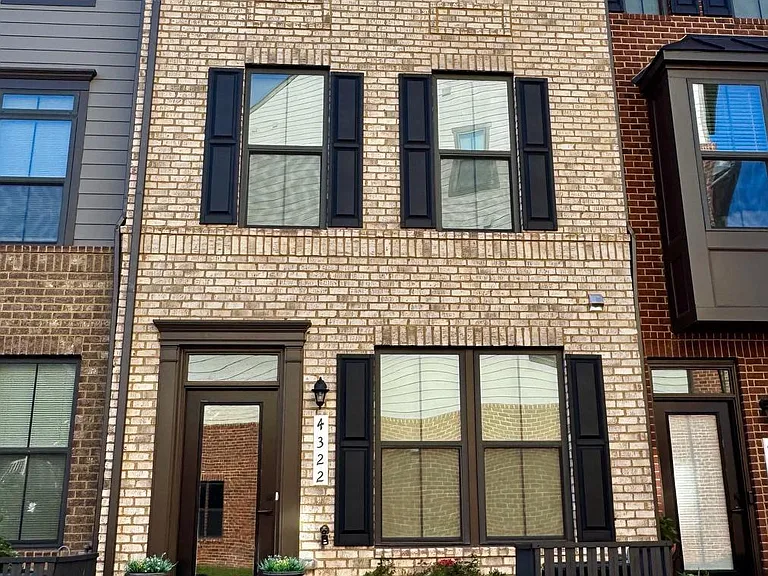 4322 Ellipse Ter — Photo 1