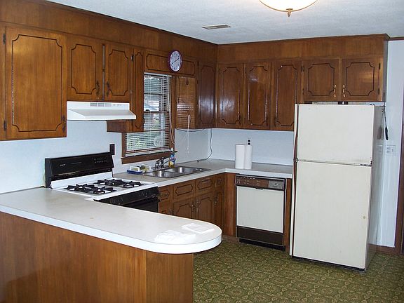 4th image of 221 Donna Ave