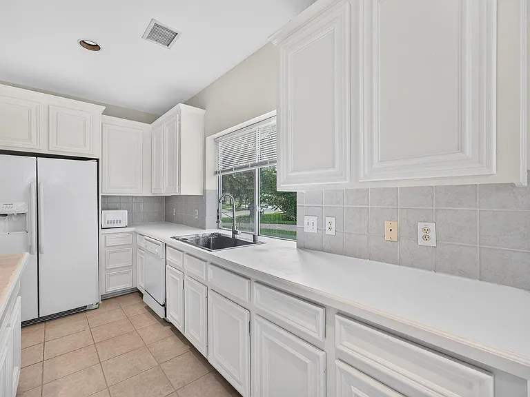 1727 Emma Cove Ct — Photo 9