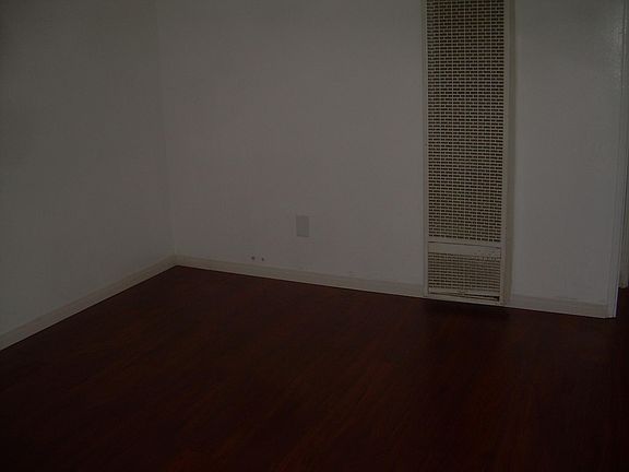 3rd image of 1027 W 91st St APT D