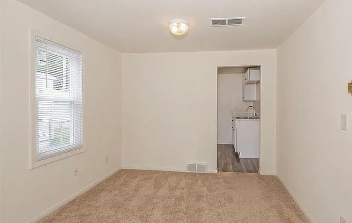 420 W Morehouse Ave — Photo 4