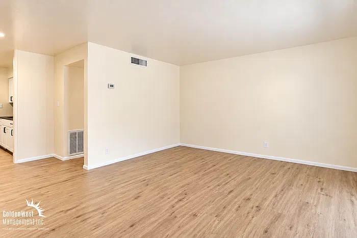 2 bed, 1.0 bath, 800 sqft, $1,200 — Photo 3
