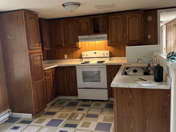 16 Iron Mine Hill Mobile Home Park, Gardiner, ME 04345