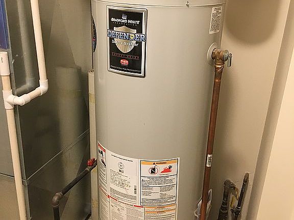3rd image of 915 Rockwell Ln
