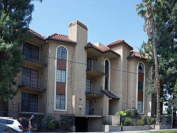 2nd image of 18600 Clark St Unit 303