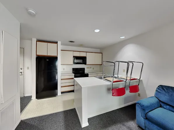Hometeam Properties, 903 S 1st St #19f9bc5d7, Champaign, IL 61820