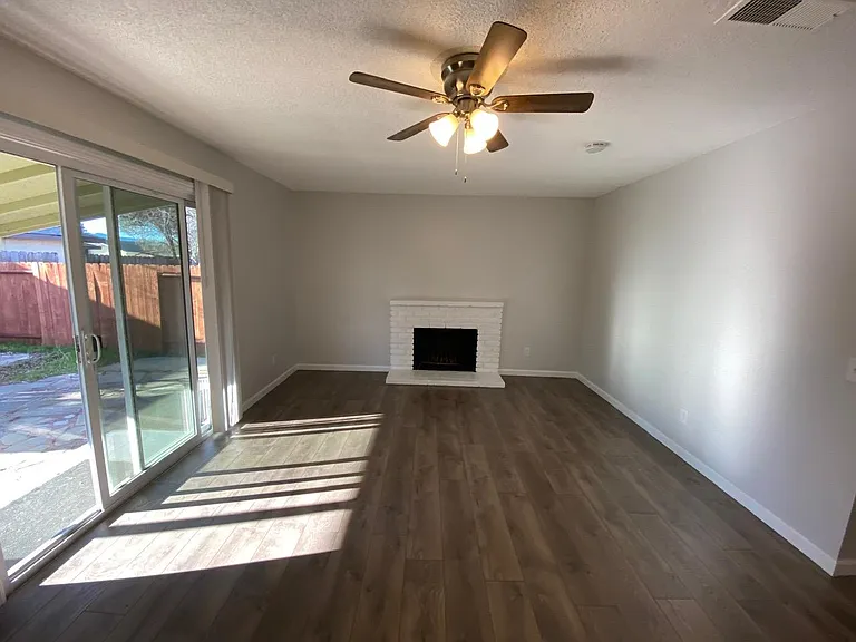 2059 Robin Dr — Photo 12
