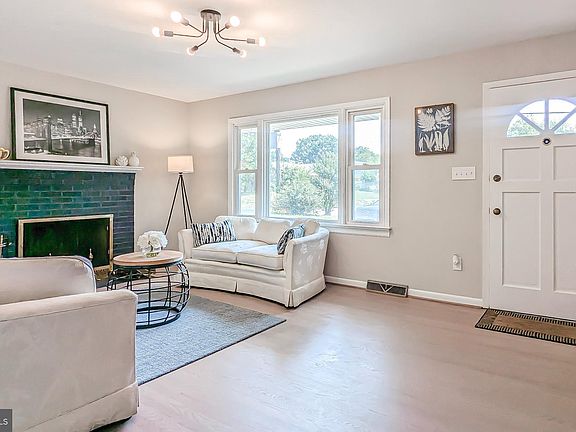 5th image of 805 Forbes St