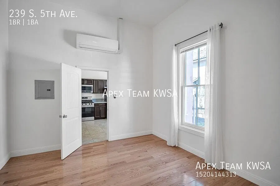 $915- 1 Bed / 1 Bath Unit Located in Armory Park! — Photo 3