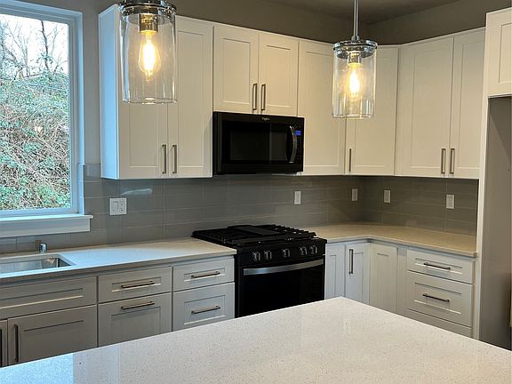 Large center island perfect for entertaining