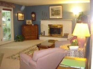 911 Iroquois Dr, Elgin, IL 60120