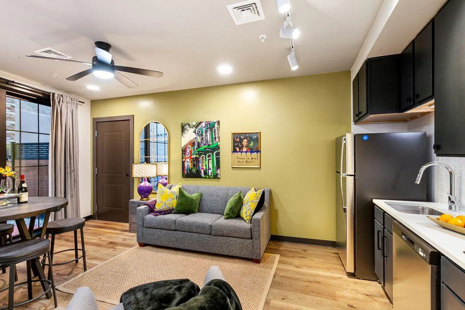 2 bed, 1.0 bath, 904 sqft, $7,685 — Photo 1