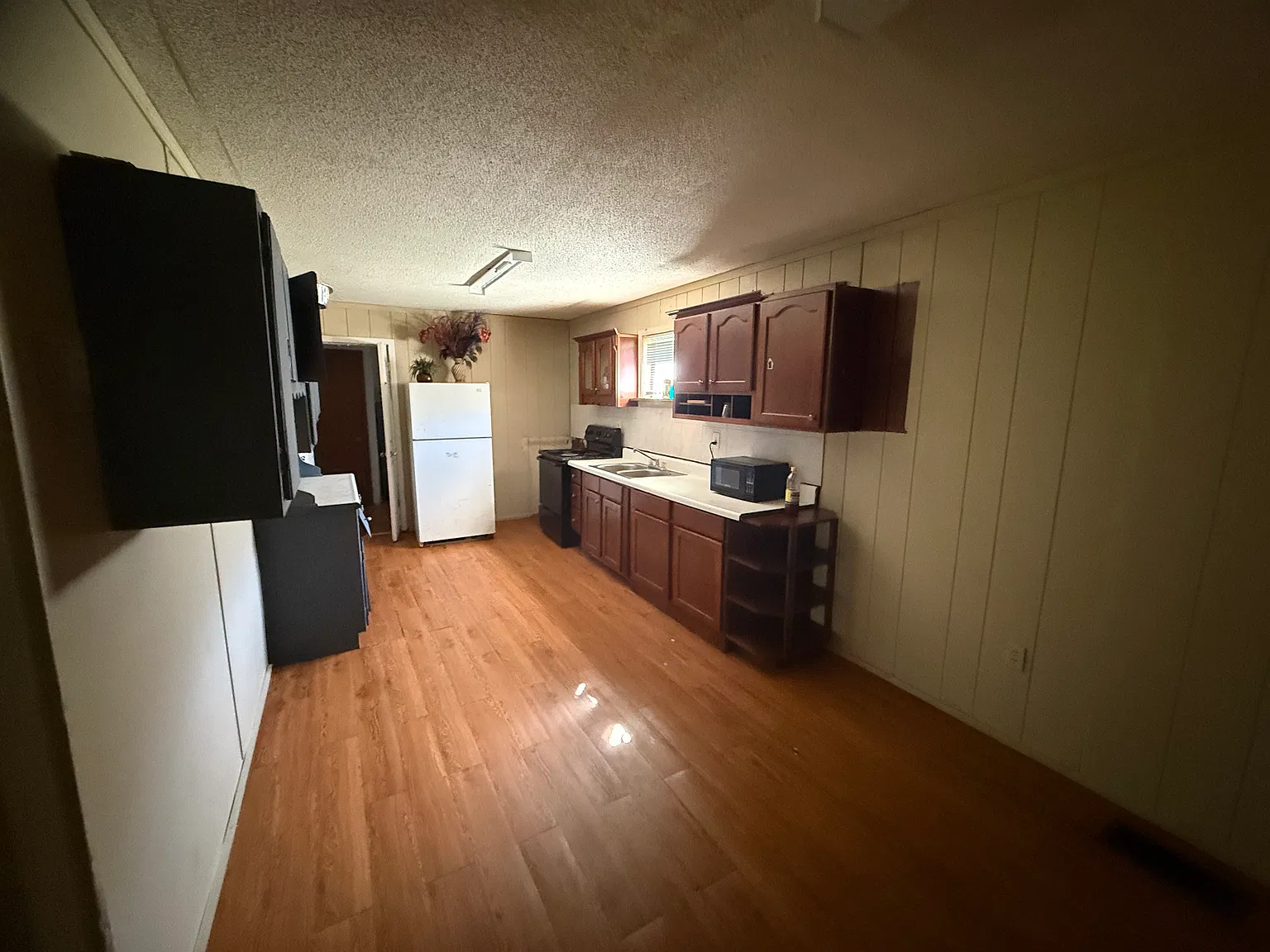3 bed, 1600 sqft, $1,295 — Photo 1