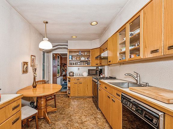 4th image of 23-55 Bell Blvd #6G