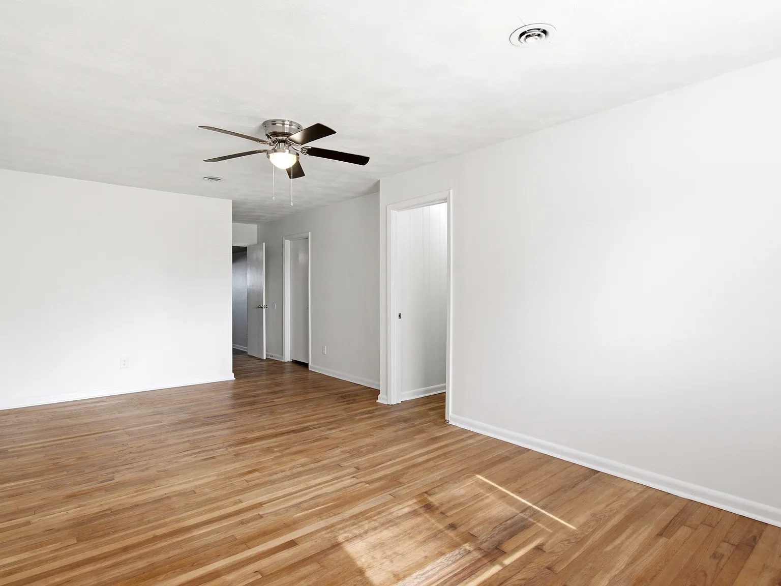 Newly Renovated 3-Bedroom Brick Home with Bonus Den & Wet Bar — Photo 4