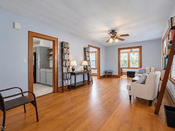 4th image of 429 2Nd St