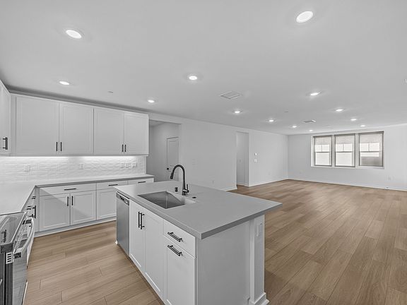 4th image of 6137 Valentina Way #201