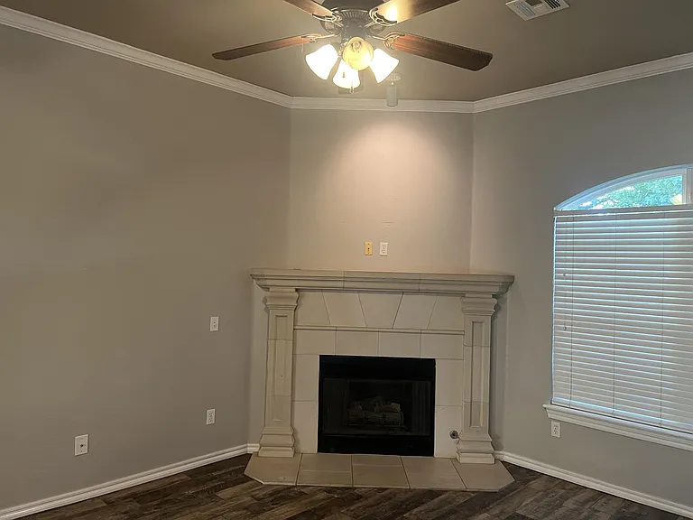 901 Greenfield Ave — Photo 2