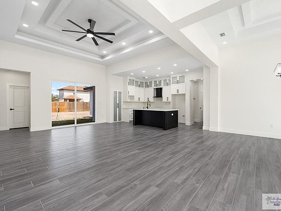 5th image of 303 Red Oak Dr