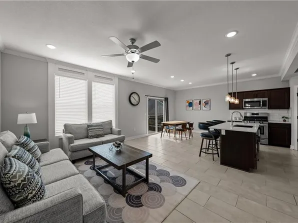 7381 Aaron St, Parkville, MO 64152
