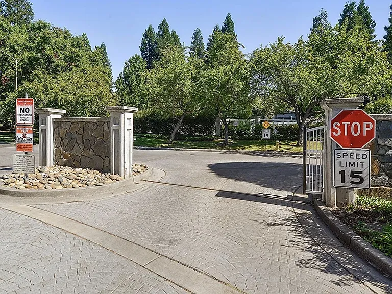 923 Whitehall Ln — Photo 18