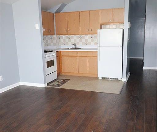 2nd image of 304 Castle Hill Ave