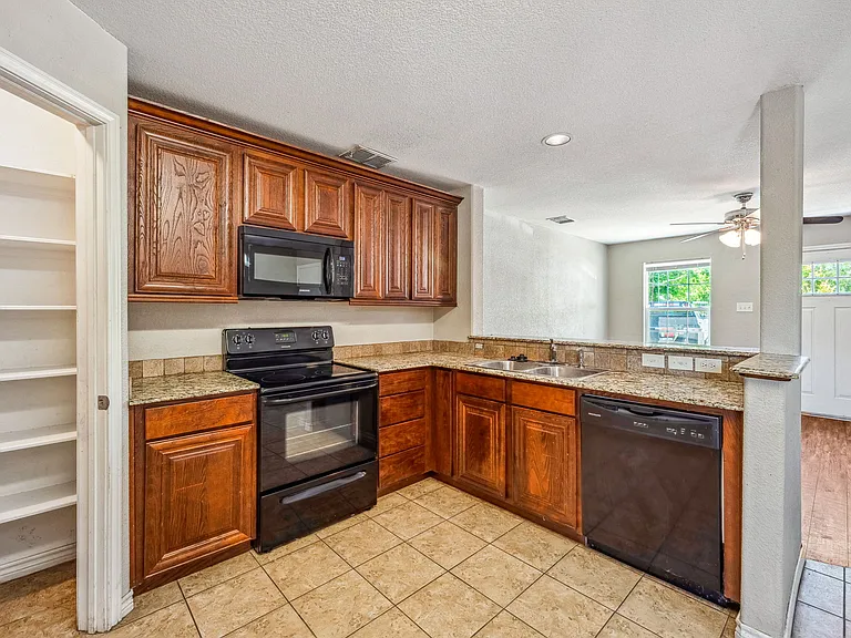1401 N Columbia St — Photo 3