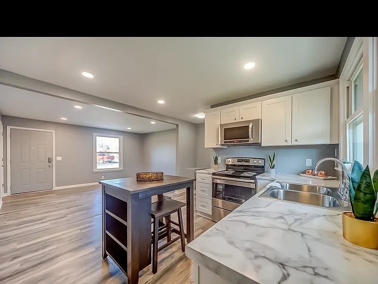 100 Cole Dr — Photo 2