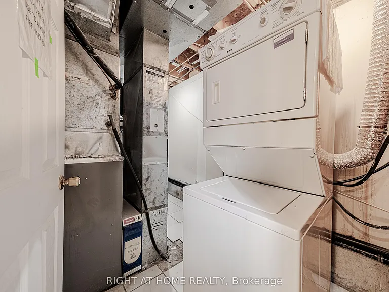 3 Glenayr Rd #LOWER — Photo 41