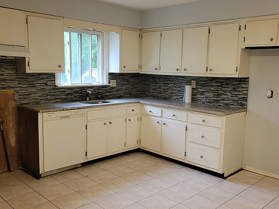 2nd image of 2214 Halsey St Floor 1