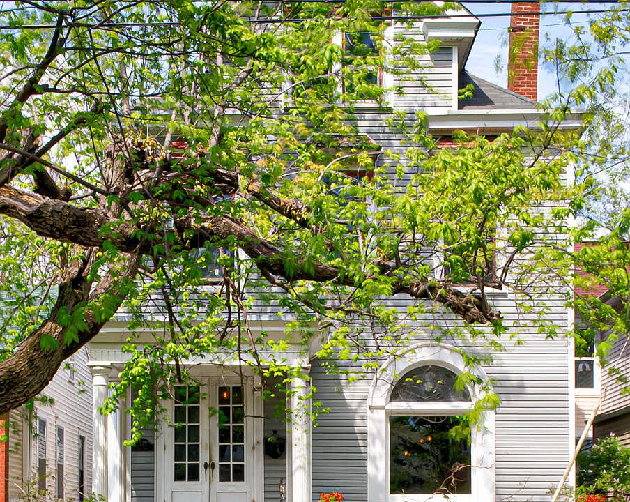 1st image of 721 E Oak St