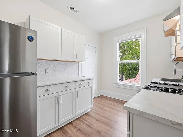 511 Middle St #B — Photo 9