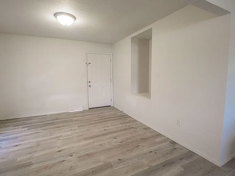 1005 W Ash St — Photo 3