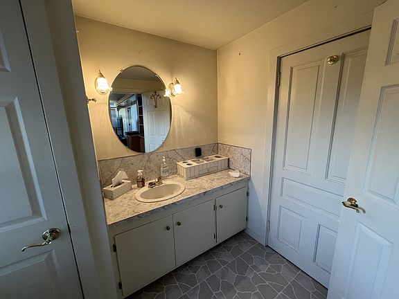 Half-bath attached to sunroom pic 1