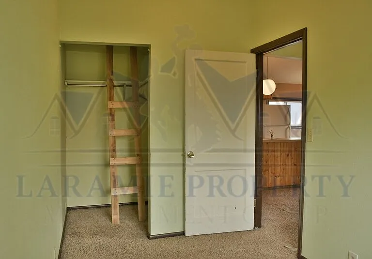 459 1/2 N Cedar St — Photo 15