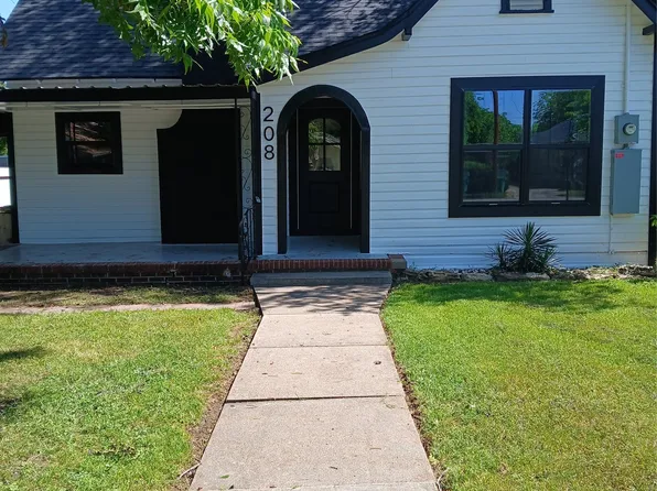 208 E 9th St, Coleman, TX 76834