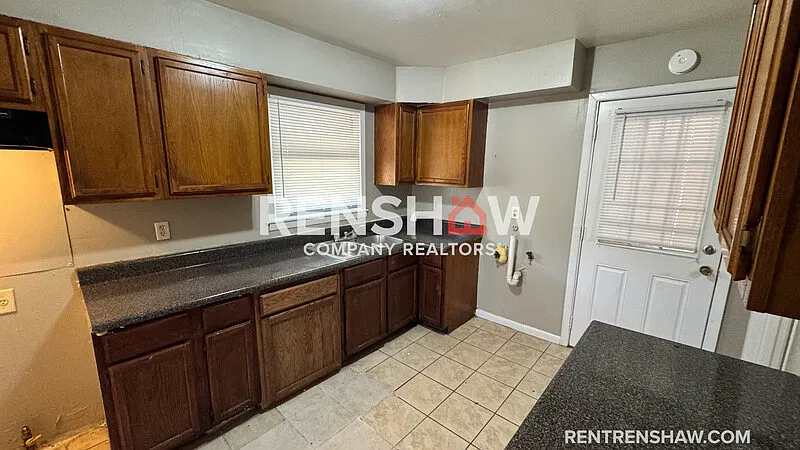 3 bed, 1.5 bath, 1228 sqft, $1,295 — Photo 4