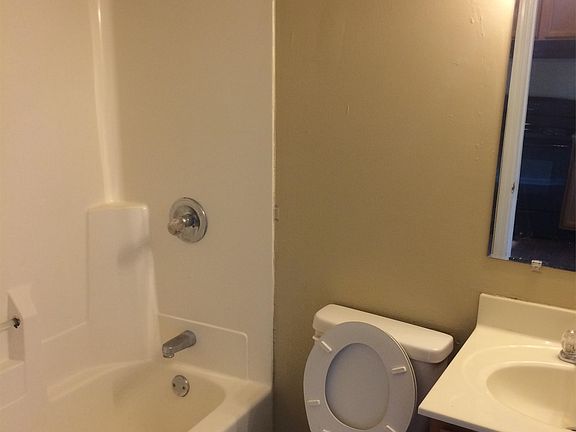 4th image of 421 Gibson Ln APT 21