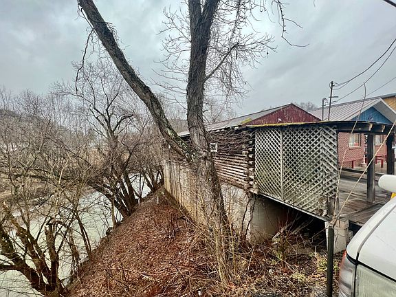 2nd image of 103 S Lewis St