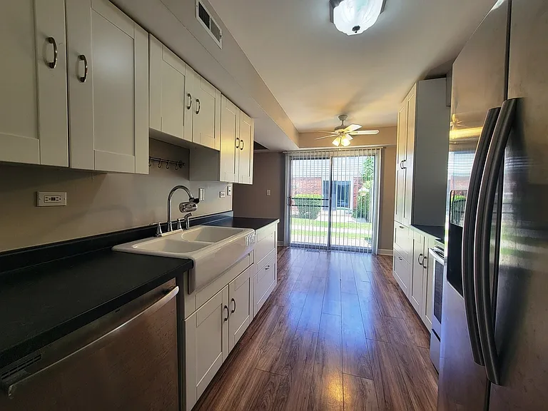2211 Dorchester Ct — Photo 2