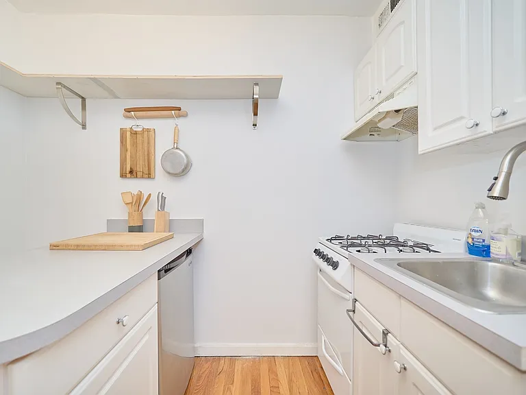 223 E 58th St #4C — Photo 3