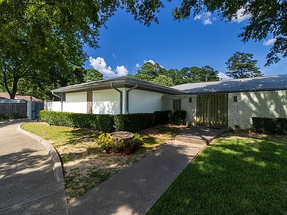 3rd image of 2104 McCann Rd