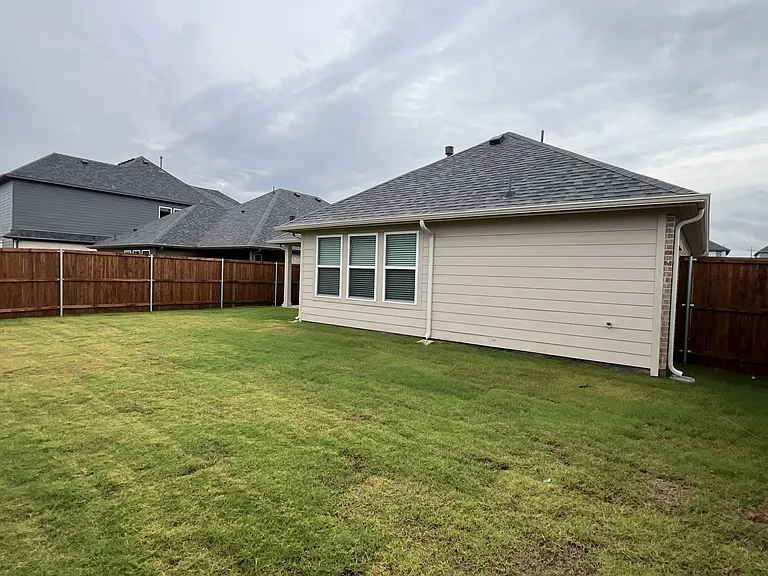 729 Fencerow Trl — Photo 16
