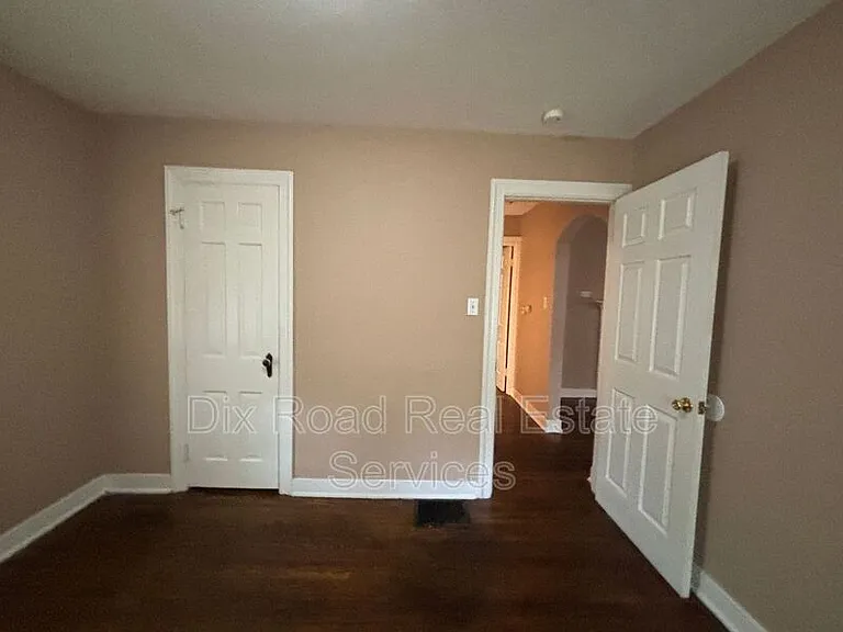 2827 Oxford Ave — Photo 17