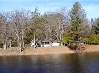 5777 Wayne Ave, Pentwater, MI 49449