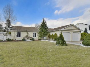 14 Monterey Ln, Manalapan, NJ