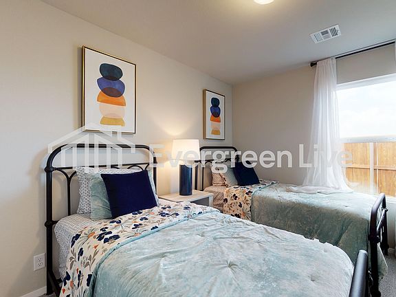 4th image of 2352 Bassett St