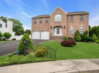 15 Howard Ct, Plainview, NY 11803